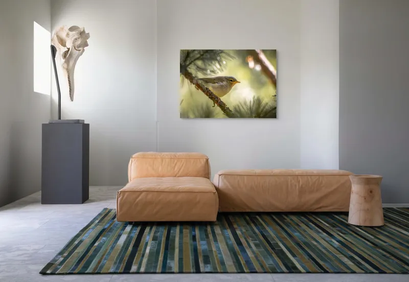 Tablou Canvas, "Pitic de pădure printre crengi verzi", Pene, Ramuri, Lumina, Verdeață, Pasăre, Natură, Lumină, Blândețe, Fragilitate, Delicatețe, 100 x 70 cm – poza 7
