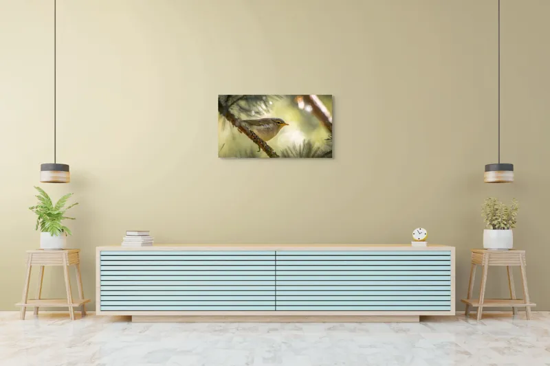Tablou Canvas, "Pitic de pădure printre crengi verzi", Pene, Ramuri, Lumina, Verdeață, Pasăre, Natură, Lumină, Blândețe, Fragilitate, Delicatețe, 90 x 50 cm – poza 5