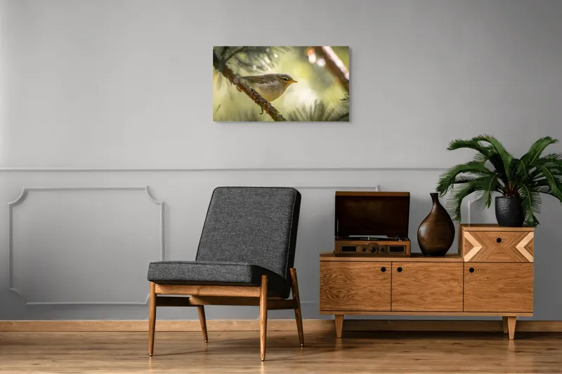 Tablou Canvas, "Pitic de pădure printre crengi verzi", Pene, Ramuri, Lumina, Verdeață, Pasăre, Natură, Lumină, Blândețe, Fragilitate, Delicatețe, 90 x 50 cm – poza 6