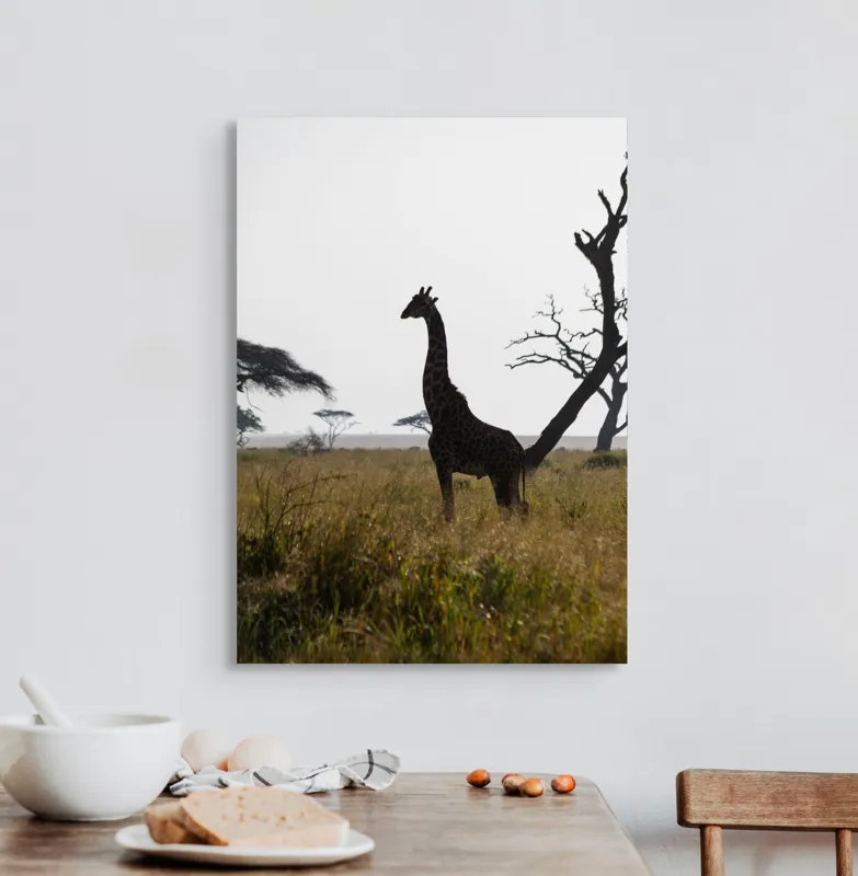 Tablou Canvas, "Girafă în lumină de amurg africană", Giraffă, Siluetă, Savannah, Apus, Copaci, Sălbăticie, Natură, Serengeti, Peisaj, Tranquilitate, 50 x 70 cm – poza 3