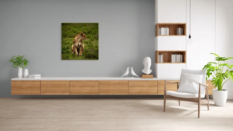 Tablou Canvas, "Leoaica în câmpie verde luxuriantă", Leoaică, Prerie, Verdeață, Observare, Natură, Sălbăticie, Relaxare, Concentrare., 100 x 100 cm – poza 8