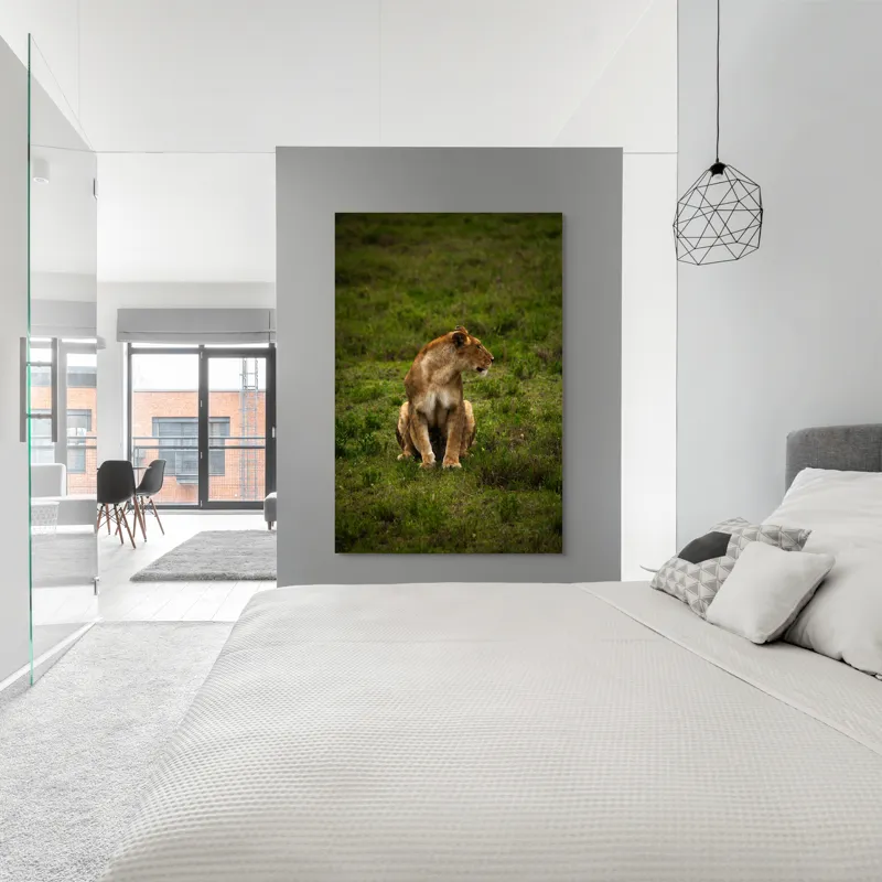 Tablou Canvas, "Leoaica în câmpie verde luxuriantă", Leoaică, Prerie, Verdeață, Observare, Natură, Sălbăticie, Relaxare, Concentrare., 100 x 150 cm – poza 5