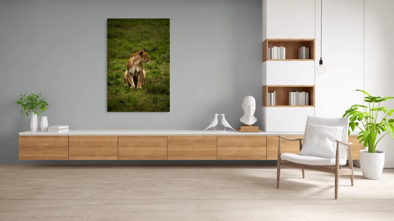Tablou Canvas, "Leoaica în câmpie verde luxuriantă", Leoaică, Prerie, Verdeață, Observare, Natură, Sălbăticie, Relaxare, Concentrare., 100 x 150 cm – poza 8