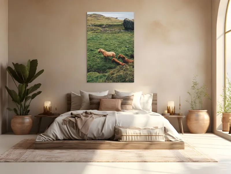 Tablou Canvas, "Cai liberi pe câmp verde", Cai, Peisaj, Verde, Rocă, Călătorie, 100 x 150 cm – poza 3