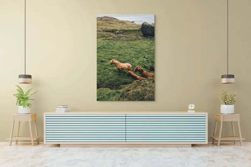 Tablou Canvas, "Cai liberi pe câmp verde", Cai, Peisaj, Verde, Rocă, Călătorie, 100 x 150 cm – poza 4