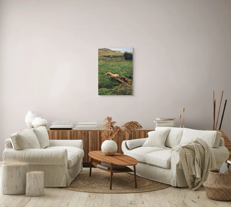 Tablou Canvas, "Cai liberi pe câmp verde", Cai, Peisaj, Verde, Rocă, Călătorie, 50 x 70 cm – poza 4