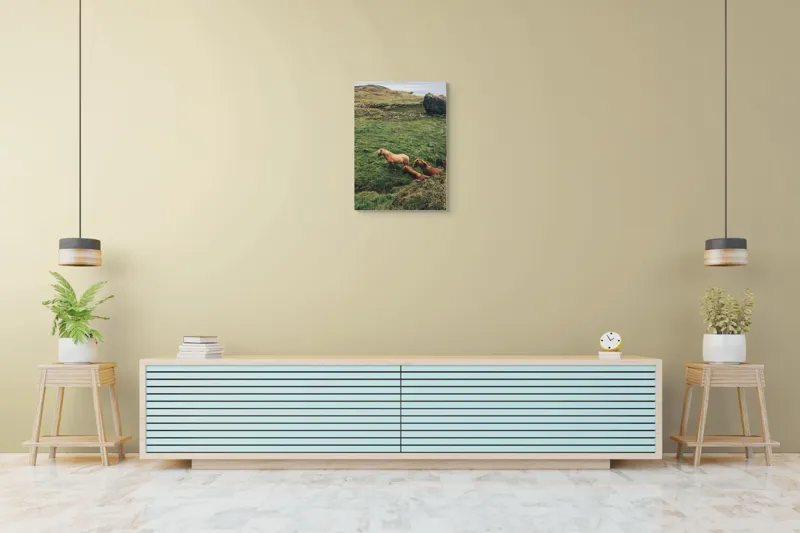 Tablou Canvas, "Cai liberi pe câmp verde", Cai, Peisaj, Verde, Rocă, Călătorie, 50 x 70 cm – poza 6