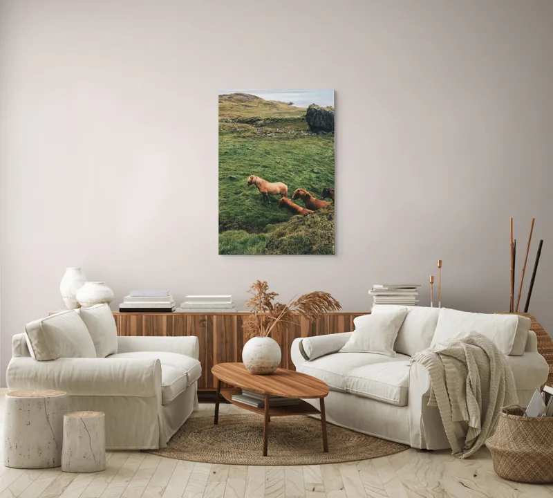 Tablou Canvas, "Cai liberi pe câmp verde", Cai, Peisaj, Verde, Rocă, Călătorie, 70 x 100 cm – poza 4