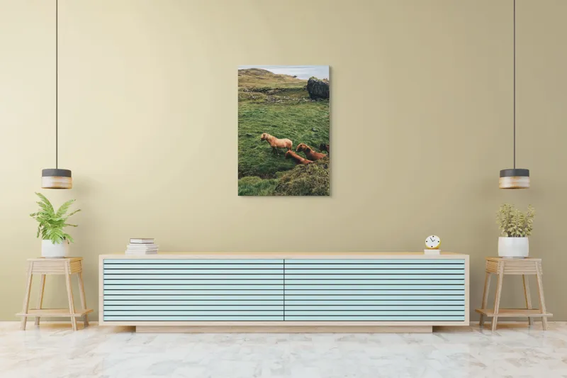 Tablou Canvas, "Cai liberi pe câmp verde", Cai, Peisaj, Verde, Rocă, Călătorie, 70 x 100 cm – poza 5