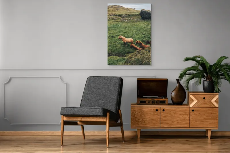 Tablou Canvas, "Cai liberi pe câmp verde", Cai, Peisaj, Verde, Rocă, Călătorie, 70 x 100 cm – poza 6