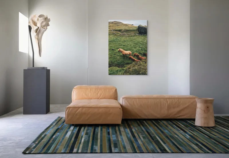 Tablou Canvas, "Cai liberi pe câmp verde", Cai, Peisaj, Verde, Rocă, Călătorie, 70 x 100 cm – poza 7