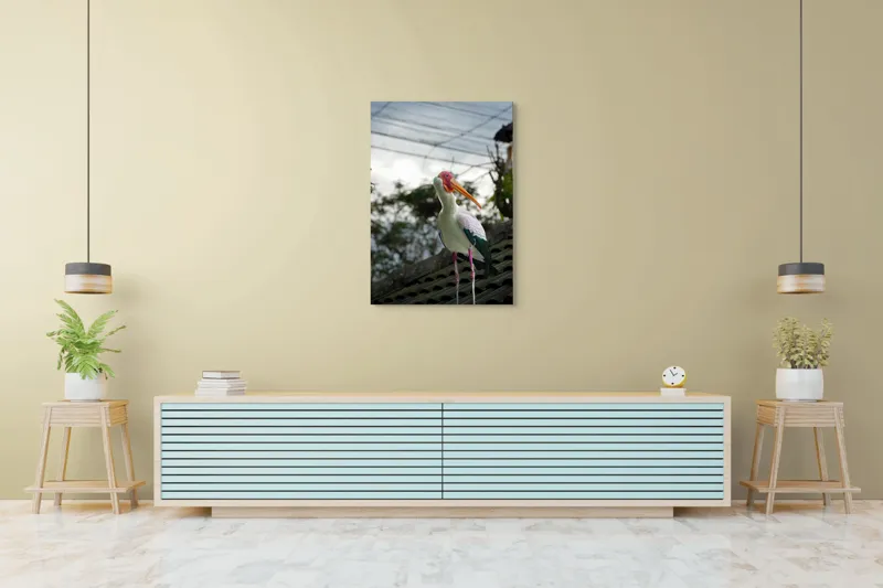 Tablou Canvas, "Surprinderea unui stork sub cer înnorat", Păsăre, Penaj, Culori, Cer, Natură, Acoperiș, Plante, Storc, Peisaj, 70 x 100 cm – poza 5