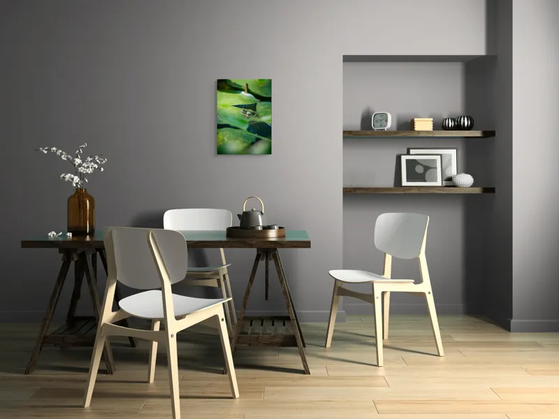 Tablou Canvas, "Brotac odihnindu-se pe frunza de nufăr", Broască, Frunze, Apă, Verde, Lumină, Natură, Calm, Tranquilitate, Reflecție, Ecosistem, 39 x 54 cm – poza 7
