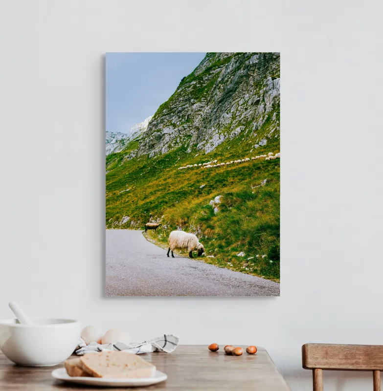 Tablou Canvas, "Oile pășunând în munții verzi", Turmă, Munte, Drum, Oi, Iarbă, Pietre, Cer, Peisaj, Verde, Natură, 50 x 70 cm – poza 3