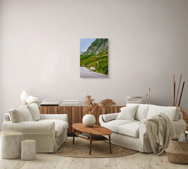 Tablou Canvas, "Oile pășunând în munții verzi", Turmă, Munte, Drum, Oi, Iarbă, Pietre, Cer, Peisaj, Verde, Natură, 50 x 70 cm – poza 4