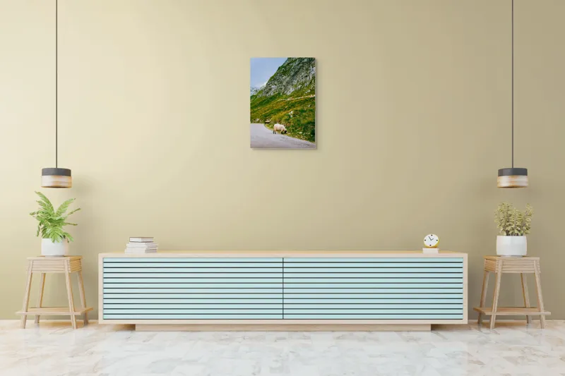 Tablou Canvas, "Oile pășunând în munții verzi", Turmă, Munte, Drum, Oi, Iarbă, Pietre, Cer, Peisaj, Verde, Natură, 50 x 70 cm – poza 6
