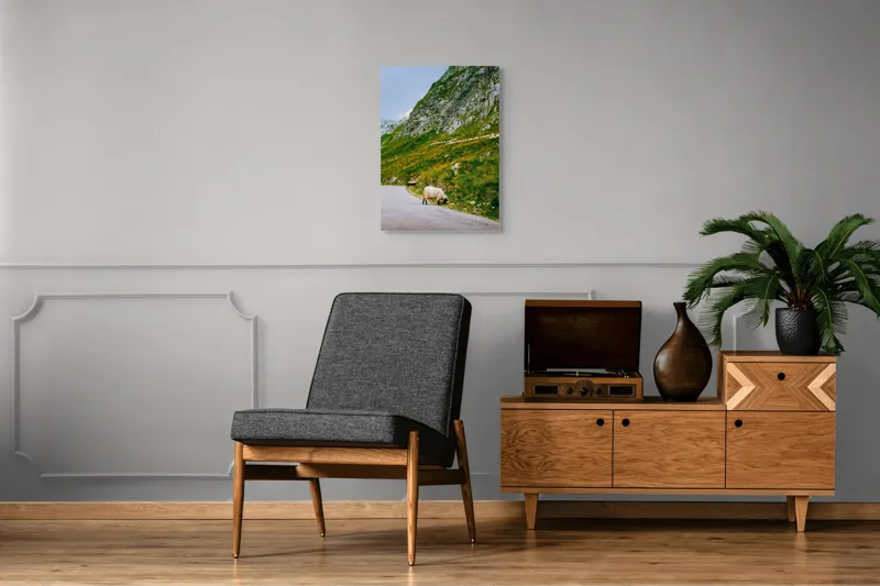 Tablou Canvas, "Oile pășunând în munții verzi", Turmă, Munte, Drum, Oi, Iarbă, Pietre, Cer, Peisaj, Verde, Natură, 50 x 70 cm – poza 8