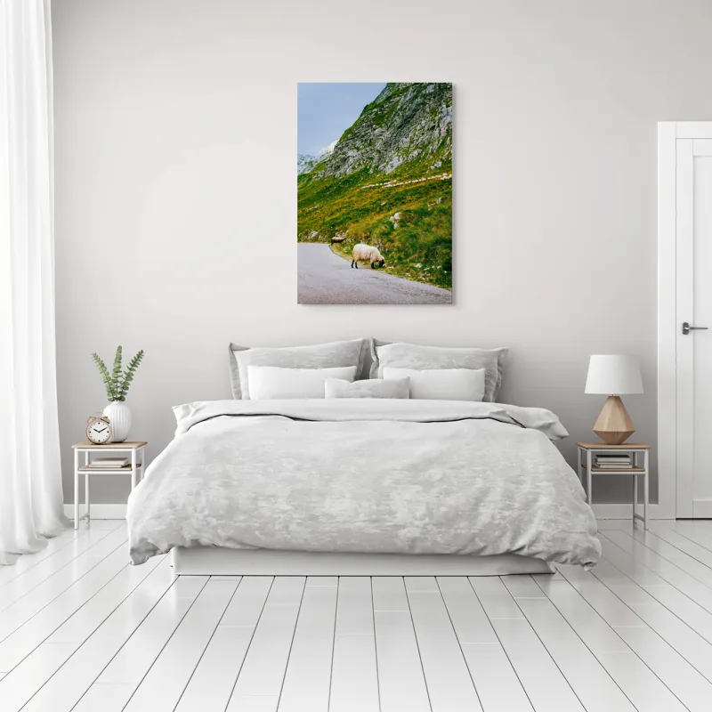 Tablou Canvas, "Oile pășunând în munții verzi", Turmă, Munte, Drum, Oi, Iarbă, Pietre, Cer, Peisaj, Verde, Natură, 70 x 100 cm – poza 3