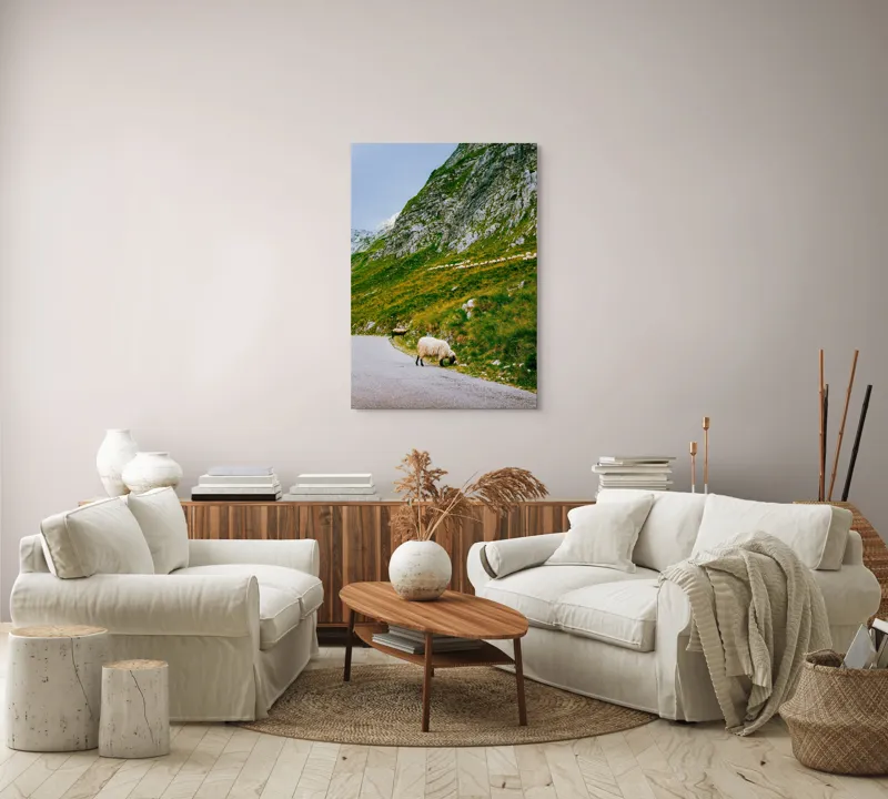 Tablou Canvas, "Oile pășunând în munții verzi", Turmă, Munte, Drum, Oi, Iarbă, Pietre, Cer, Peisaj, Verde, Natură, 70 x 100 cm – poza 4