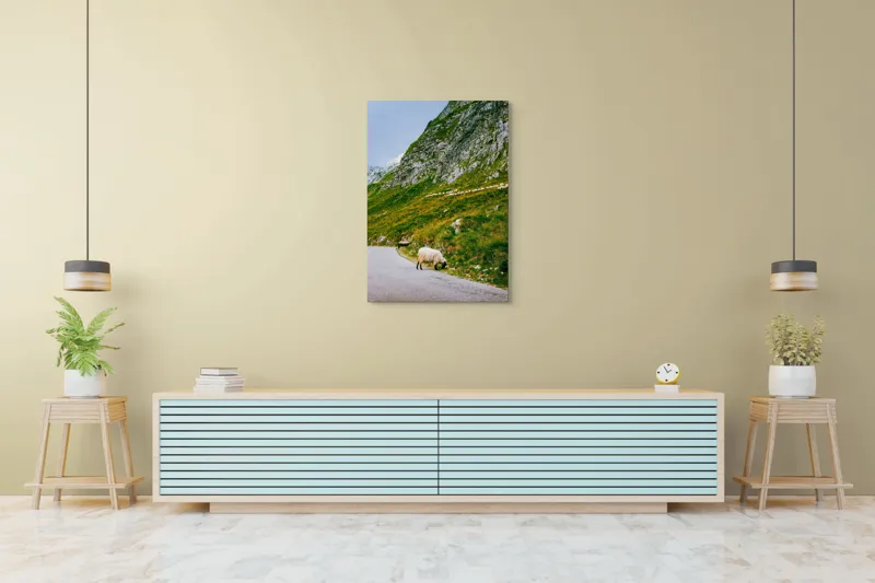 Tablou Canvas, "Oile pășunând în munții verzi", Turmă, Munte, Drum, Oi, Iarbă, Pietre, Cer, Peisaj, Verde, Natură, 70 x 100 cm – poza 5
