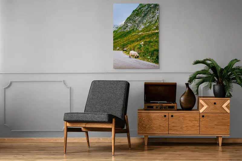 Tablou Canvas, "Oile pășunând în munții verzi", Turmă, Munte, Drum, Oi, Iarbă, Pietre, Cer, Peisaj, Verde, Natură, 70 x 100 cm – poza 6