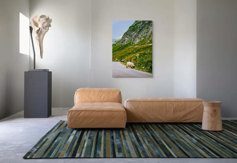 Tablou Canvas, "Oile pășunând în munții verzi", Turmă, Munte, Drum, Oi, Iarbă, Pietre, Cer, Peisaj, Verde, Natură, 70 x 100 cm – poza 7