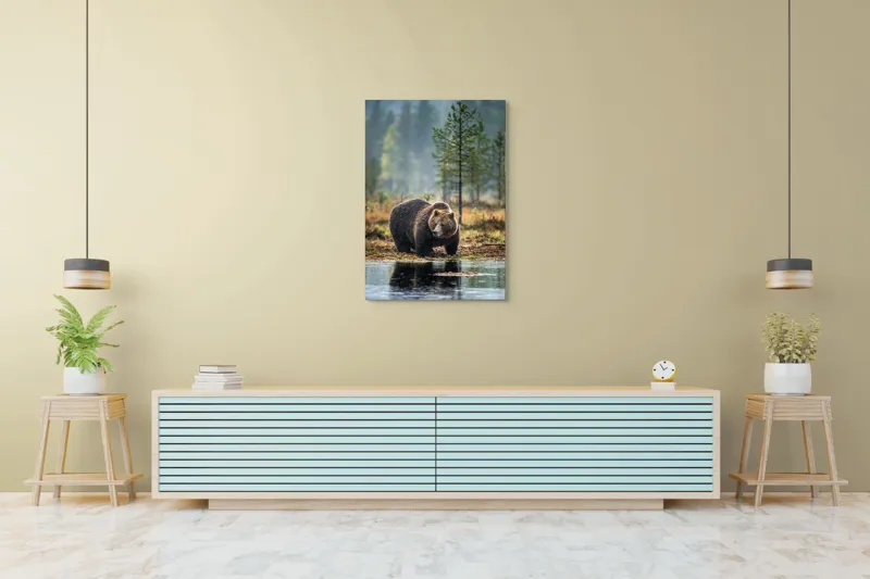 Tablou Canvas, "Ursul contemplativ lângă râu texan", Urs, Pădure, Apă, Natură, Reflecție, 70 x 100 cm – poza 5