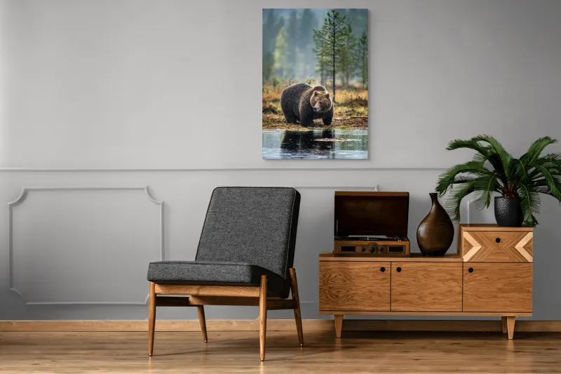 Tablou Canvas, "Ursul contemplativ lângă râu texan", Urs, Pădure, Apă, Natură, Reflecție, 70 x 100 cm – poza 6