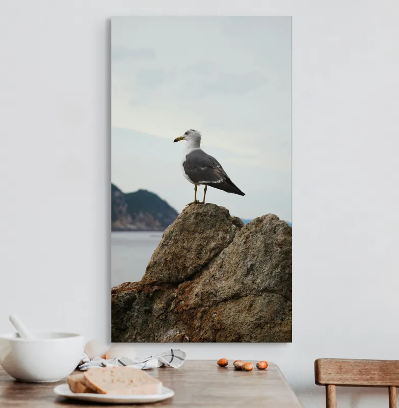 Tablou Canvas, "Pescăruș pe stâncă la malul mării", Pescăruș, Stâncă, Cer, Mare, Nor, Liniște, Natură, 50 x 90 cm – poza 3