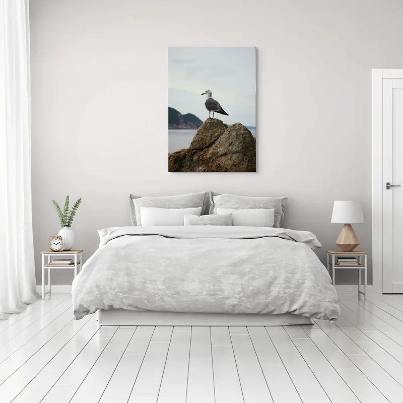Tablou Canvas, "Pescăruș pe stâncă la malul mării", Pescăruș, Stâncă, Cer, Mare, Nor, Liniște, Natură, 70 x 100 cm – poza 3
