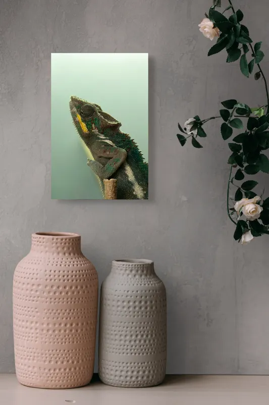 Tablou Canvas, "Cameleonul în așteptarea schimbării culorii", Cameleon, Verde, Colorat, Texturi, Solzi, Calm, Observator, Linie, 26 x 39 cm – poza 6