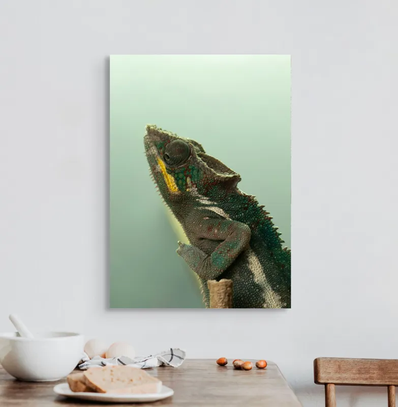 Tablou Canvas, "Cameleonul în așteptarea schimbării culorii", Cameleon, Verde, Colorat, Texturi, Solzi, Calm, Observator, Linie, 50 x 70 cm – poza 3