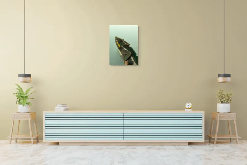 Tablou Canvas, "Cameleonul în așteptarea schimbării culorii", Cameleon, Verde, Colorat, Texturi, Solzi, Calm, Observator, Linie, 50 x 70 cm – poza 6