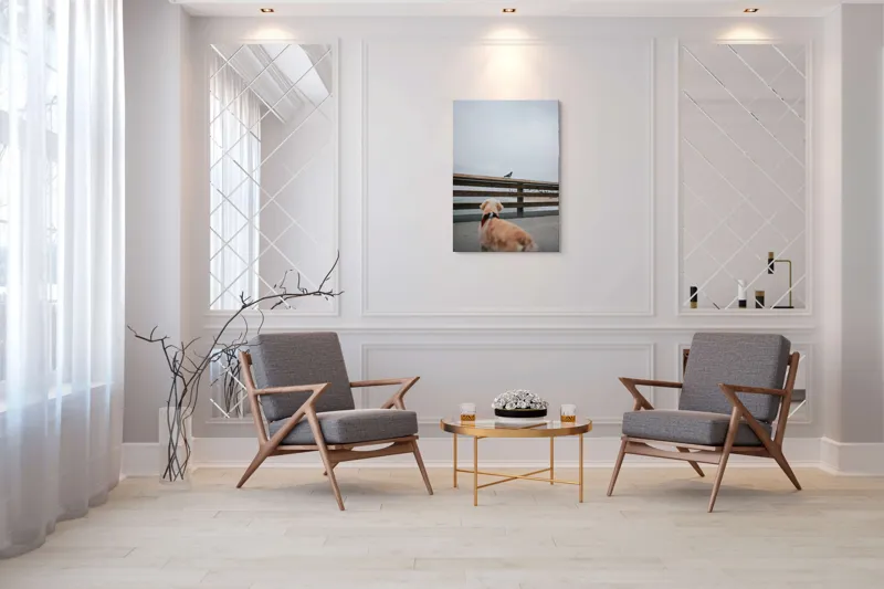 Tablou Canvas, "Câinele curajos privește porumbelul rebel", Câine, Porumbel, Plajă, Nori, Parapet, Ocean, Observare, Neclaritate, Curiozitate, Cer, Lenevire, Întâlnire, Lemn, Contrast, Compoziție, 70 x 100 cm – poza 8