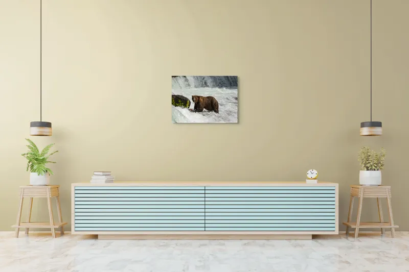 Tablou Canvas, "Urs la pescuit în râu spumegând", Urs, Apă, Pescuit, Cascade, Natură, Mușchi, Roci, Curent, Salbaticie, Vânător., 70 x 50 cm – poza 7