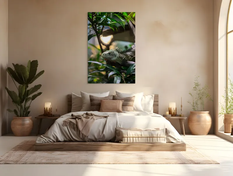 Tablou Canvas, "Iguana printre ramuri verzi luxuriante", Verde, Iguana, Frunze, Copac, Privire, Lumina, Natura, 100 x 150 cm – poza 3