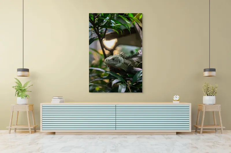 Tablou Canvas, "Iguana printre ramuri verzi luxuriante", Verde, Iguana, Frunze, Copac, Privire, Lumina, Natura, 100 x 150 cm – poza 4