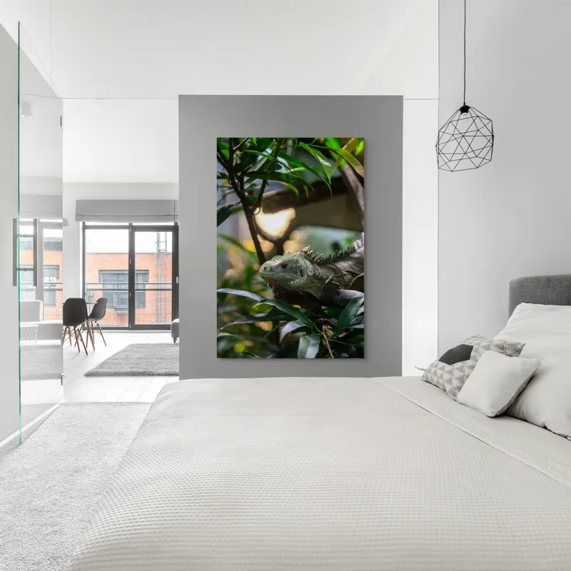 Tablou Canvas, "Iguana printre ramuri verzi luxuriante", Verde, Iguana, Frunze, Copac, Privire, Lumina, Natura, 100 x 150 cm – poza 5