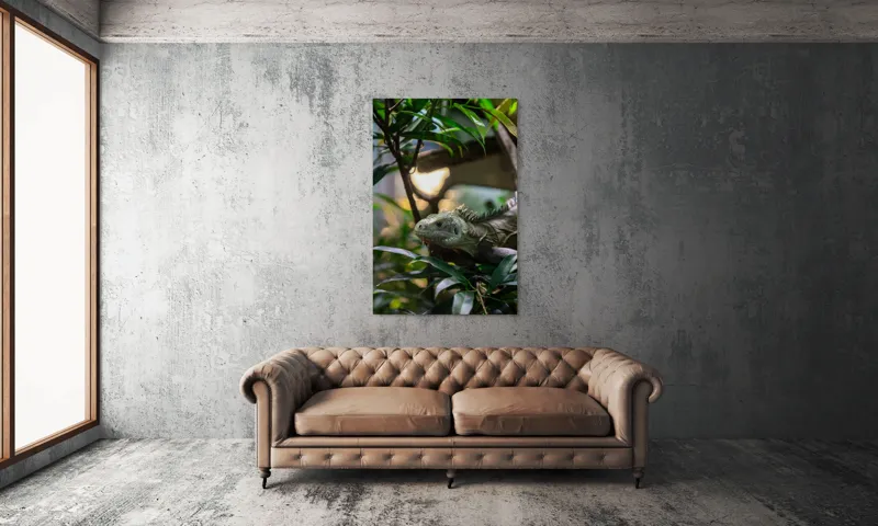 Tablou Canvas, "Iguana printre ramuri verzi luxuriante", Verde, Iguana, Frunze, Copac, Privire, Lumina, Natura, 100 x 150 cm – poza 6