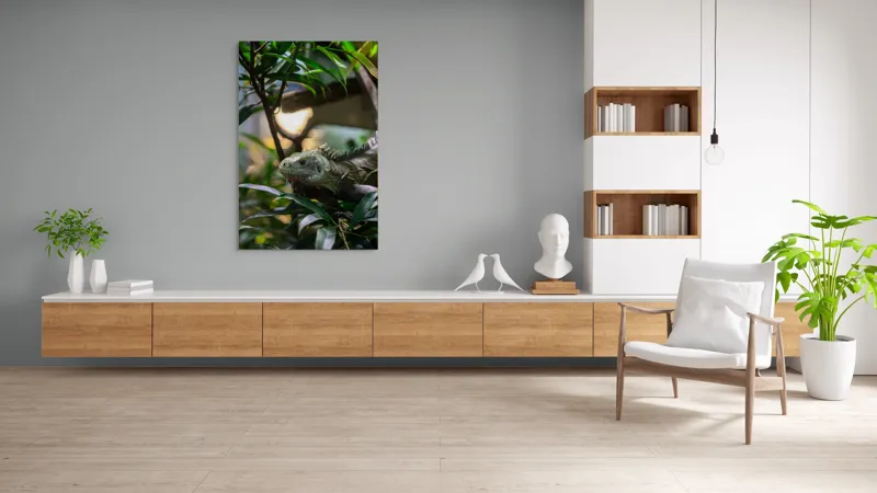 Tablou Canvas, "Iguana printre ramuri verzi luxuriante", Verde, Iguana, Frunze, Copac, Privire, Lumina, Natura, 100 x 150 cm – poza 8