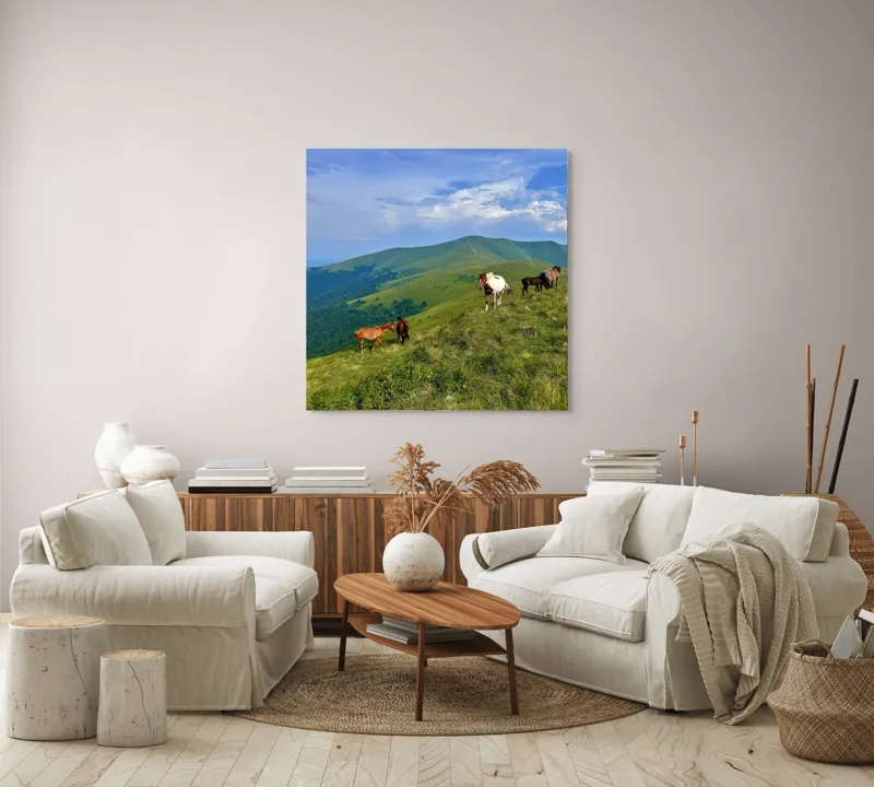 Tablou Canvas, "Cai în peisaj montan verde intens", Scenă, Munți, Cai, Pajiște, Verde, Cer, Nori, Natură, Libertate, Peisaj, 100 x 100 cm – poza 3