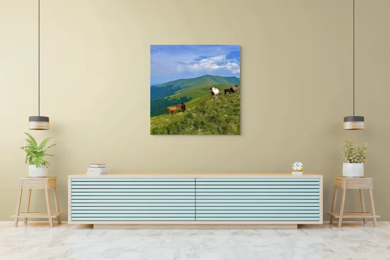Tablou Canvas, "Cai în peisaj montan verde intens", Scenă, Munți, Cai, Pajiște, Verde, Cer, Nori, Natură, Libertate, Peisaj, 100 x 100 cm – poza 5