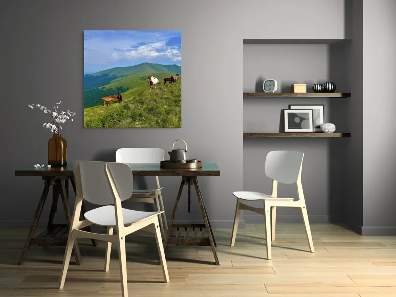 Tablou Canvas, "Cai în peisaj montan verde intens", Scenă, Munți, Cai, Pajiște, Verde, Cer, Nori, Natură, Libertate, Peisaj, 100 x 100 cm – poza 6