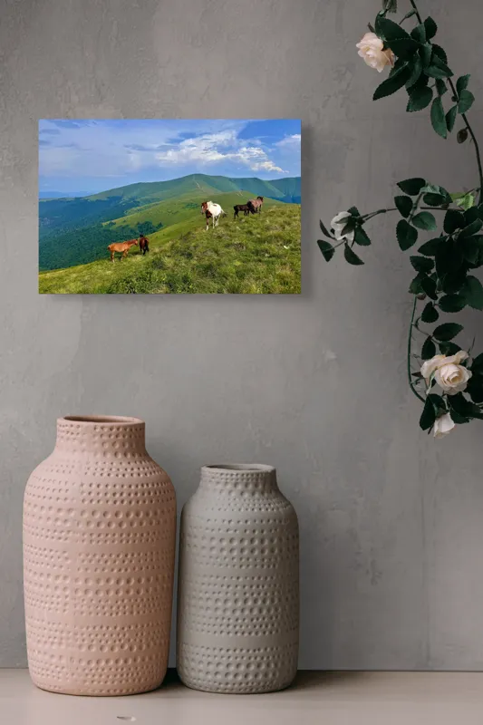 Tablou Canvas, "Cai în peisaj montan verde intens", Scenă, Munți, Cai, Pajiște, Verde, Cer, Nori, Natură, Libertate, Peisaj, 39 x 26 cm – poza 4