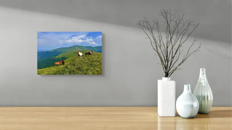 Tablou Canvas, "Cai în peisaj montan verde intens", Scenă, Munți, Cai, Pajiște, Verde, Cer, Nori, Natură, Libertate, Peisaj, 39 x 26 cm – poza 8