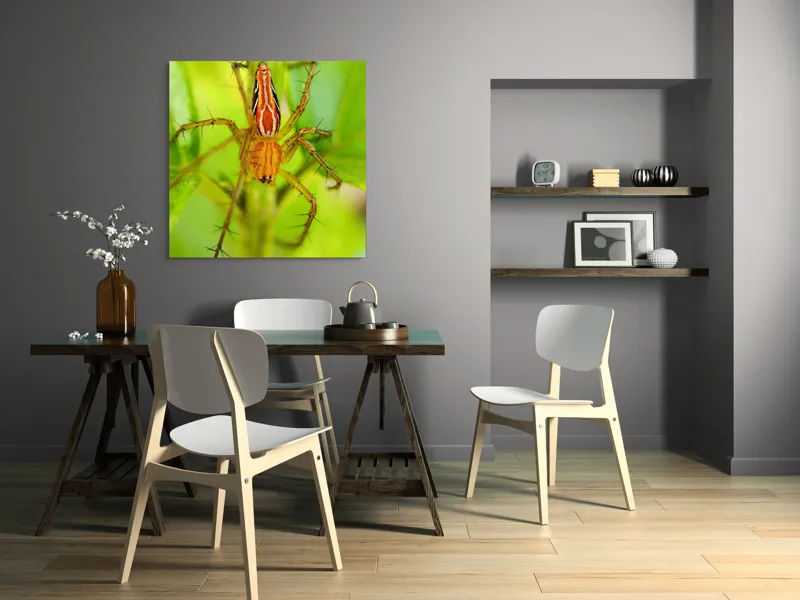 Tablou Canvas, "Păianjen ascuns printre frunze verzi", Păianjen, Portocaliu, Verde, Frunze, Detaliu, Fragilitate, Natură, Contrast, Delicatețe, Aderență., 100 x 100 cm – poza 6