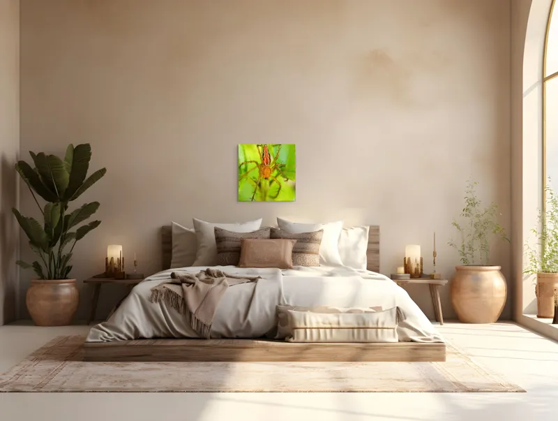 Tablou Canvas, "Păianjen ascuns printre frunze verzi", Păianjen, Portocaliu, Verde, Frunze, Detaliu, Fragilitate, Natură, Contrast, Delicatețe, Aderență., 50 x 50 cm – poza 5