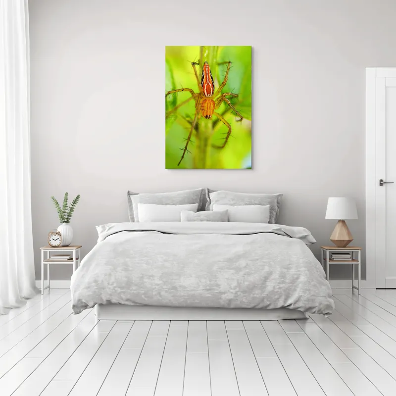 Tablou Canvas, "Păianjen ascuns printre frunze verzi", Păianjen, Portocaliu, Verde, Frunze, Detaliu, Fragilitate, Natură, Contrast, Delicatețe, Aderență., 70 x 100 cm – poza 3