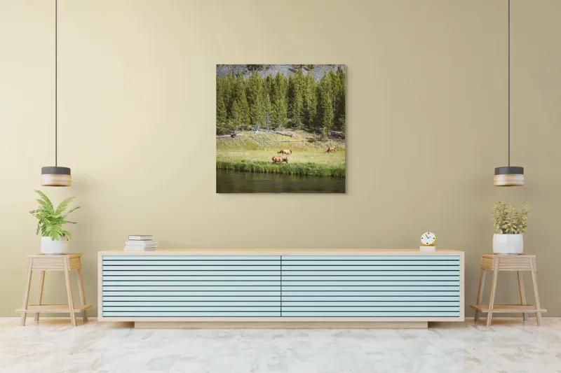 Tablou Canvas, "Cerbi liniștiți lângă râu", Natură, Elk, Pădure, Apă, Iarbă, Munți, Liniște, Verdeață, Frumusețe, Sălbăticie., 100 x 100 cm – poza 5