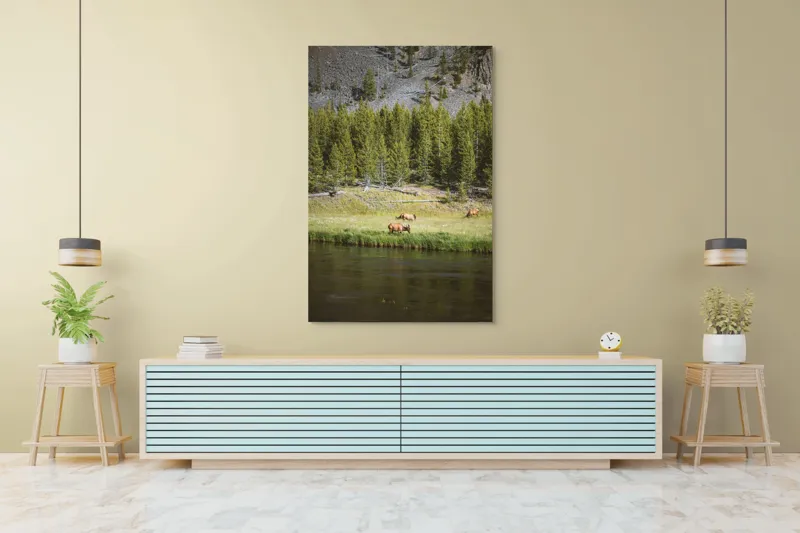 Tablou Canvas, "Cerbi liniștiți lângă râu", Natură, Elk, Pădure, Apă, Iarbă, Munți, Liniște, Verdeață, Frumusețe, Sălbăticie., 100 x 150 cm – poza 4